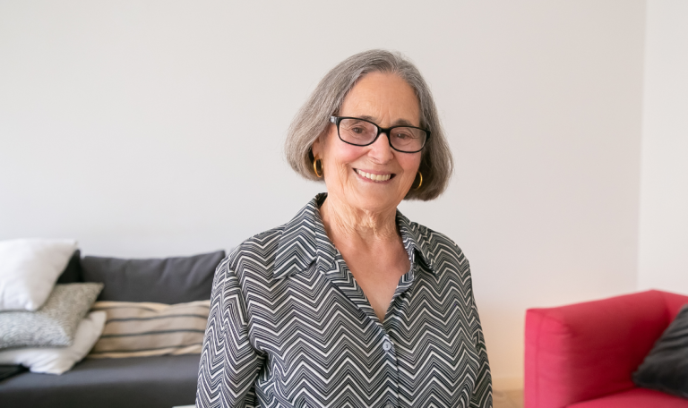 Une dame âgée fait un sourire.